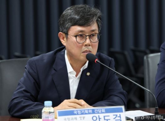 [서울=뉴시스] 황준선 기자 = 안도걸 국정기획위원회 국정과제TF 팀장이 31일 서울 종로구 국정기획위원회에서 열린 강원도 지역구 기획위원-균형성장특위-국정과제TF 간담회에서 발언하고 있다. 2025.07.31. hwang@newsis.com /사진=황준선