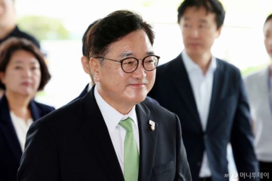 (서울=뉴스1) 황기선 기자 = 우원식 국회의장이 7일 오전 서울 서초구 서울고등검찰청에 마련된 내란특검(특별검사 조은석)으로 참고인 조사를 위해 출석하고 있다. 2025.8.7/뉴스1  Copyright (C) 뉴스1. All rights reserved. 무단 전재 및 재배포,  AI학습 이용 금지. /사진=(서울=뉴스1) 황기선 기자