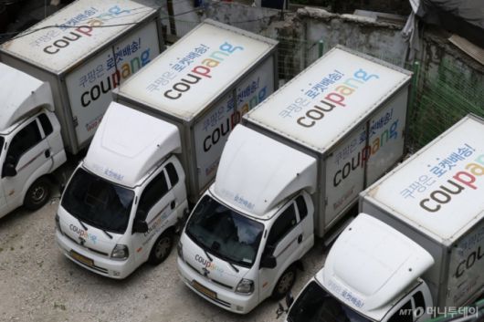 지난 6월 3일 제21대 대통령 선거일에 서울 중구 한 쿠팡 차고지에 배달 차량이 주차돼 있다.  쿠팡은 대선 당일 배송기사의 투표권 보장을 위해 주간 로켓배송(오전 7시∼오후 8시)을 중단한다. 쿠팡의 로켓배송이 중단되는 것은 2014년 서비스 시행 이후 처음이다. /사진제공=뉴시스