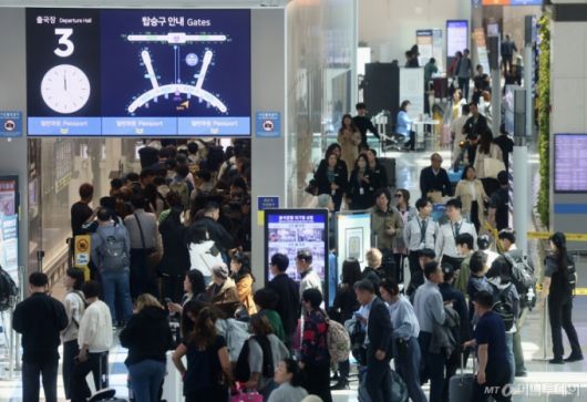[인천공항=뉴시스] 김명년 기자 = '황금연휴'를 앞둔 29일 오전 인천국제공항 제1여객터미널 출국장에서 여행객들이 이동하고 있다. 5월 황금연휴 동안 김포와 제주 등 전국 14개 공항을 이용하는 여객이 140만명으로 예상되면서, 이기간 인천공항까지 전국공항을 이용하는 이용객은 288만명이 넘을 것으로 전망된다. 2025.04.27. kmn@newsis.com /사진=