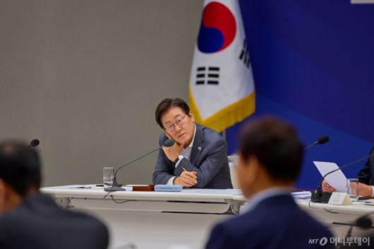 (서울=뉴스1) 이재명 기자 = 이재명 대통령이 지난 1일 서울 용산 대통령실 청사에서 열린 전국 시·도지사 간담회에서 발언을 듣고 있다. (이재명 대통령 SNS. 재판매 및 DB금지) 2025.8.2/뉴스1  Copyright (C) 뉴스1. All rights reserved. 무단 전재 및 재배포,  AI학습 이용 금지. /사진=(서울=뉴스1) 이재명 기자