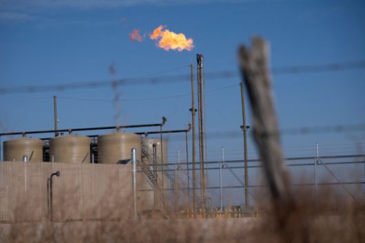 미국 텍사스 주의 페르미안 분지에 위치한 석유 시추 현장에서 시추 부산물인 천연가스를 태워 없애는 모습./로이터=뉴스1
