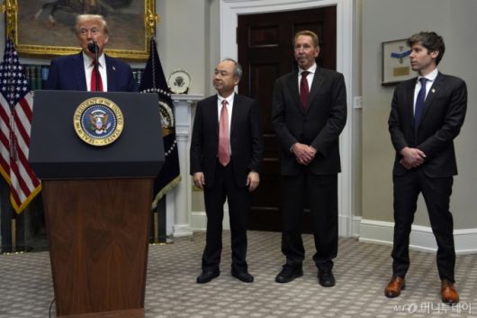 [워싱턴=AP/뉴시스] 도널드 트럼프 미국 대통령이 1월21일(현지 시간) 백악관 루즈벨트룸에서 연설하고 있다. 트럼프 대통령은 오픈AI, 소프트뱅크, 오라클과 함께 인공지능(AI) 인프라를 구축하기 위한 합작 벤처(JV) '스타게이트' 설립을 발표했다. 이 자리에는 소프트뱅크그룹 손 마사요시(손정의) 회장, 오라클 공동 창업자 래리 엘리슨 회장, 오픈AI 샘 올트먼 최고경영자(CEO)가 참석했다.