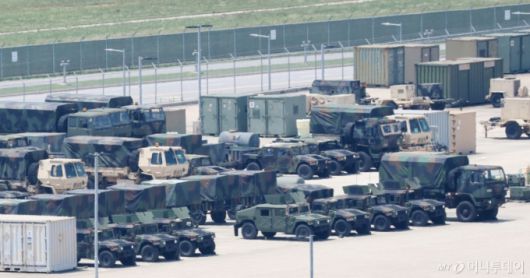 (평택=뉴스1) 김영운 기자 = 도널드 트럼프 미국 대통령이 8일(현지시간) 한국이 자국의 방위비를 스스로 부담해야 한다고 말했다.  트럼프 대통령의 이번 발언은 8월 1일까지 유예기간을 연장한 상호관세의 본격적인 협상을 앞두고 한국의 방위비 분담금 인상을 요구하며 압박하려는 의도도 있는 것으로 풀이된다.   사진은 9일 오후 경기 평택시 팽성읍 주한미군기지 캠프 험프리스에 군용 차량이 주차되어 있는 모습. 2025.7.9/뉴스1  Copyright (C) 뉴스1. All rights reserved. 무단 전재 및 재배포,  AI학습 이용 금지.