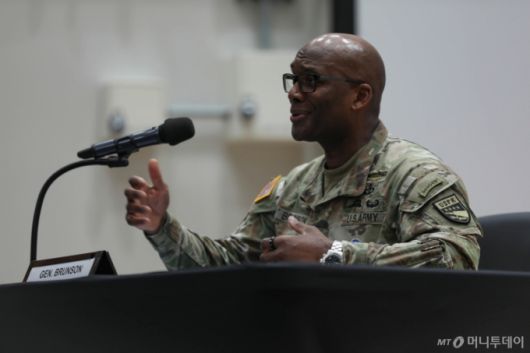 (서울=뉴스1) 민경석 기자 = 제이비어 브런슨 주한미군사령관이 지난 8일 경기 평택 험프리스 미군기지에서 기자간담회를 하고 있다. (주한미군 사령부 제공. 재판매 및 DB 금지) 2025.8.10/뉴스1  Copyright (C) 뉴스1. All rights reserved. 무단 전재 및 재배포,  AI학습 이용 금지. /사진=(서울=뉴스1) 민경석 기자