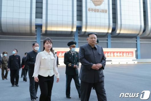 2023년 4월 19일 김정은 총비서가 딸 김주애를 동행해 국가우주개발국을 현지지도하는 모습. /사진=뉴스1