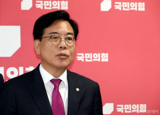 [서울=뉴시스] 조성봉 기자 = 송언석 국민의힘 비상대책위원장 겸 원내대표가 11일 서울 여의도 국회에서 광복절 특별사면 명단 발표와 관련해 입장을 밝히고 있다. 2025.08.11. suncho21@newsis.com /사진=조성봉