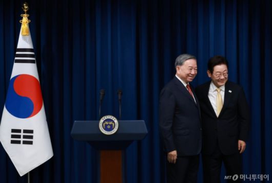 [서울=뉴시스] 고범준 기자 = 이재명 대통령이 11일 서울 용산 대통령실 청사에서 열린 한·베트남 공동언론발표를 마치고 또 럼 베트남 당서기장과 퇴장하고 있다. (대통령실통신사진기자단) 2025.08.11. bjko@newsis.com /사진=