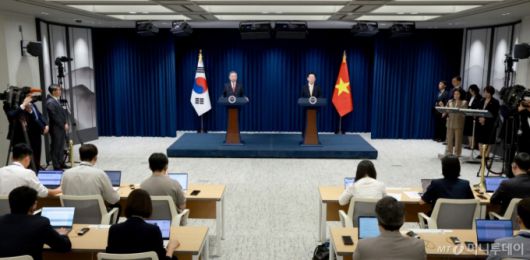 [서울=뉴시스] 고범준 기자 = 이재명 대통령과 또 럼 베트남 당서기장이 11일 서울 용산 대통령실 청사에서 한·베트남 공동언론발표를 하고 있다. (대통령실통신사진기자단) 2025.08.11. bjko@newsis.com /사진=