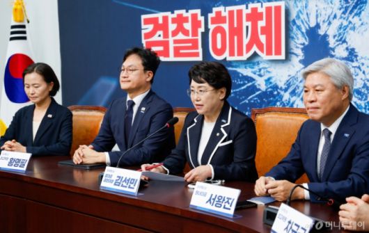 (서울=뉴스1) 안은나 기자 = 김선민 조국혁신당 대표 권한대행이 11일 오후 서울 여의도 국회에서 조국 전 대표 8·15 광복절 특별사면에 대한 입장을 밝히고 있다. 2025.8.11/뉴스1  Copyright (C) 뉴스1. All rights reserved. 무단 전재 및 재배포,  AI학습 이용 금지. /사진=(서울=뉴스1) 안은나 기자