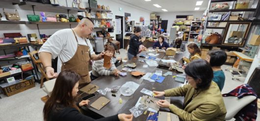 ▲ 영양군 다문화센터와 협업해 ‘이주여성 가방만들기 체험’을 진행 중인 김우민 대표의 모습/사진제공=영양가죽공방 헤랑