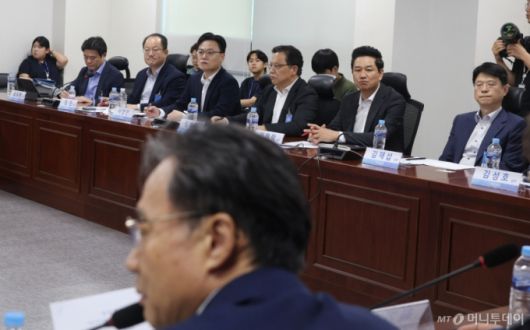 [서울=뉴시스] 조성봉 기자 = 11일 오후 서울 여의도 국회 의원회관에서 열린 더불어민주당 물가대책TF-식품업계 간담회에서 식품업계 관계자들이 유동수 물가대책 TF 위원장의 발언을 경청하고 있다. 2025.08.11. suncho21@newsis.com /사진=조성봉