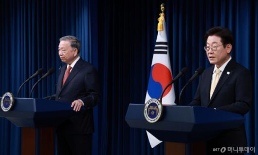 [서울=뉴시스] 고범준 기자 = 이재명 대통령과 또 럼 베트남 당서기장이 11일 서울 용산 대통령실 청사에서 한·베트남 공동언론발표를 하고 있다. (대통령실통신사진기자단) 2025.08.11. bjko@newsis.com /사진=