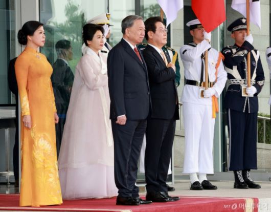 [서울=뉴시스] 고범준 기자 = 이재명 대통령과 김혜경 여사가 11일 서울 용산 대통령실 청사 앞에서 열린 또 럼 베트남 당서기장 공식환영식에서 국기에 경례를 하고 있다. 2025.08.11. bjko@newsis.com /사진=고범준