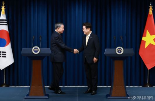 [서울=뉴시스] 고범준 기자 = 이재명 대통령이 11일 서울 용산 대통령실 청사에서 열린 한·베트남 공동언론발표를 마치고 또 럼 베트남 당서기장과 악수하고 있다. (대통령실통신사진기자단) 2025.08.11. bjko@newsis.com /사진=