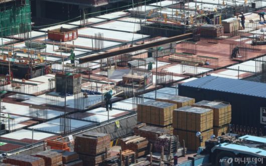 고용노동부는 23일부터 건설·조선·물류 등 폭염 고위험사업장 등을 중심으로 '폭염안전 5대 기본수칙' 준수 여부를 지도·감독한다. 사진은 이날 서울 시내 한 아파트 건설현장에서 노동자들이 작업하는 모습. 2025.6.23/사진=뉴스1  Copyright (C) 뉴스1. All rights reserved. 무단 전재 및 재배포,  AI학습 이용 금지.