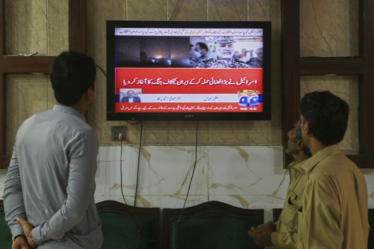 6월 13일(현지 시간) 파키스탄 페샤와르에서 시민들이 TV를 통해 이스라엘의 이란 공습 뉴스를 지켜보고 있다./AP=뉴시스