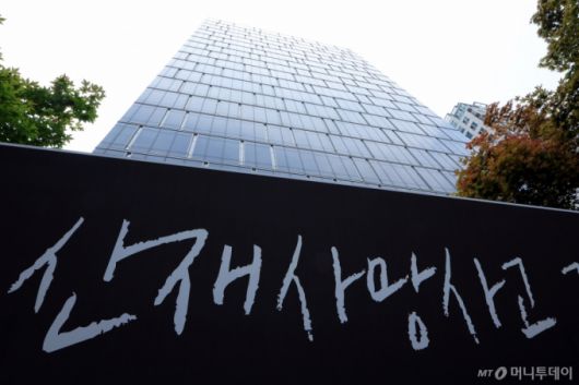 지난달 SPC삼립 시화공장에서 50대 여성 근로자가 기계에 끼여 사망하는 사고와 관련해 경기 시흥경찰서와 고용노동부 성남지청 근로감독관과 경찰 등이 SPC삼립에 대한 압수수색을 진행 중이다. 사진은 17일 서울 서초구 양재동 SPC삼립 본사 모습.  2025.6.17/사진=뉴스1  Copyright (C) 뉴스1. All rights reserved. 무단 전재 및 재배포,  AI학습 이용 금지.