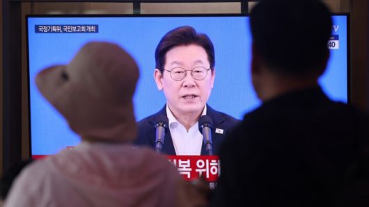 13일 서울역 대합실에서 시민들이 국정기획위원회의 ‘이재명 정부 국정운영 계획’ 발표 생중계를 시청하고 있다. /사진=뉴스1.