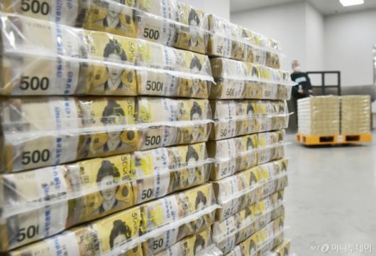 민족 대명절인 설(구정) 연휴가 다가오는 가운데 14일 서울 중구 남대문로 한국은행 본점에서 현금운송 관계자들이 시중은행에 공급될 명절 자금 방출 작업을 하고 있다.  /사진=머니S