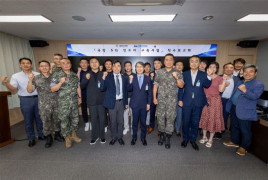 KT Enterprise부문 이행1본부장 이진권 상무(앞줄 왼쪽부터 6번째)와 국방부, 한국지능정보사회진흥원(NIA) 주요 관계자가 ‘국방 5G 인프라 구축’ 사업 착수보고회에서 단체 기념사진을 촬영하는 모습. /사진=KT