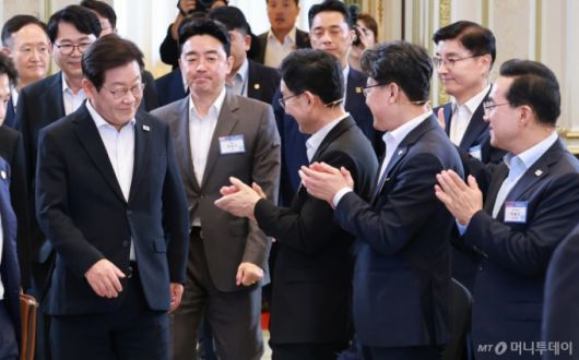 [서울=뉴시스] 최동준 기자 = 이재명 대통령이 13일 청와대 영빈관에서 열린 국정기획위원회 국민보고대회에 입장하고 있다. (대통령실통신사진기자단) 2025.08.13. photocdj@newsis.com /사진=