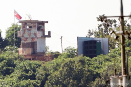 [파주=뉴시스] 조성우 기자 = 북한이 대남 확성기 철거를 시작한 것으로 확인된 10일 경기도 파주시 접경지역에서 바라본 북한 군 초소에 대남 확성기가 설치돼 있다. 2025.08.10. xconfind@newsis.com /사진=조성우