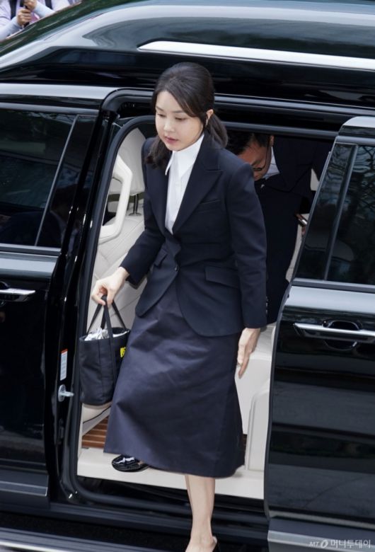 도이치모터스 주가조작 연루 의혹 등을 받는 김건희 여사가 6일 서울 종로구 김건희 특검팀(특별검사 민중기) 사무실에 피의자 신분으로 조사를 받기 위해 차량에서 내리고 있다. / 사진=뉴시스