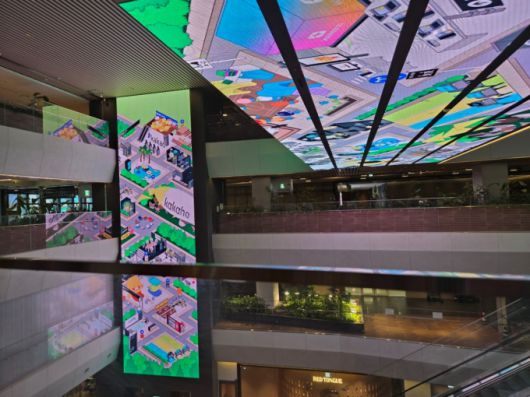 카카오 아지트에서 마주친 전광판 모습. 잠깐만 보고 있었도 눈이 아플 정도로 반짝인다. 2분기 카카오 광고 실적이 왜 잘 나왔는지 이해가 된다./사진=에스컬레이터를 타고 올라가는 이찬종 기자