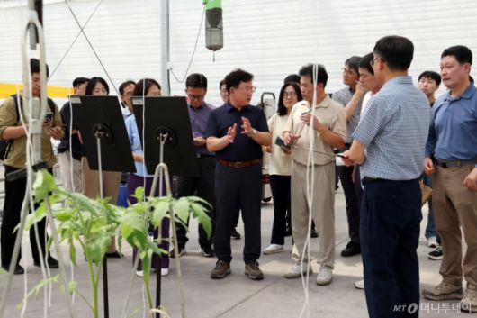 이승돈 농촌진흥청장이 17일 전남 담양 토마토 농가를 찾아 토마토뿔나방 방제 상황에 각별한 주의를 기울려 줄 것을 관계자들에게 당부하고 있다. /사진=농촌진흥청