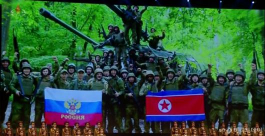 북한 조선중앙TV는 지난 6월30일 김정은 북한 국무위원장이 방북한 올가 류비모바 러시아 문화장관을 접견하고 예술공연을 관람했다고 보도했다. 예술인 공연 중 무대 배경화면에 러시아 파병 북한군의 모습이 공개됐다. / 사진=뉴시스(조선중앙TV 캡처)