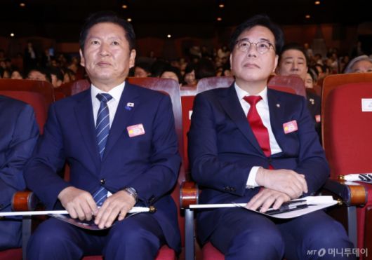 [서울=뉴시스] 최동준 기자 = 정청래 더불어민주당 대표와 송언석 국민의힘 비상대책위원장이 15일 서울 종로구 세종문화회관에서 열린 제80주년 광복절 경축식에 참석하고 있다. 2025.08.15. photocdj@newsis.com /사진=최동준