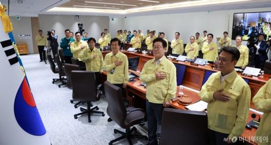 [서울=뉴시스] 고범준 기자 = 이재명 대통령이 18일 서울 용산 대통령실 청사에서 열린 제1회 을지국무회의 및 제37회 국무회의에서 국민의례를 하고 있다. (대통령실통신사진기자단) 2025.08.18. bjko@newsis.com /사진=