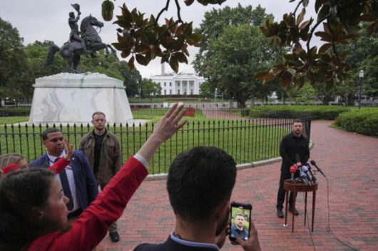 [워싱턴=AP/뉴시스] 볼로디미르 젤렌스키 우크라이나 대통령이 18일(현지 시간) 백악관에서 도널드 트럼프 미국 대통령 및 유럽 지도자들과 회담한 뒤 백악관 맞은편 라파예트 공원에서 기자회견하고 있다. 2025.08.19