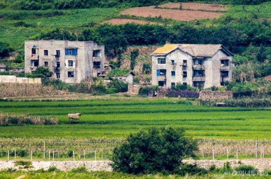 [파주=뉴시스] 정병혁 기자 = 19일 경기 파주시 통일전망대에서 북한 황해북도 개풍군 일대가 보이고 있다.   김정은 북한 국무위원장은 한미 연합군사훈련인 '을지자유의방패'(UFS) 연습을 '전쟁도발'이라고 규정하고 핵무력 강화 의지를 재차 강조했다. 북한 노동당 기관지 노동신문은 김 위원장이 북한의 첫 번째 5000t급 구축함 '최현호'를 방문해 함의 무장체계 통합운영 시험과정과 구축함 해병들의 훈련 등을 점검했다고 보도했다. UFS 맞대응 차원에서 연습 첫 날 군사행보를 벌인 것으로 보인다.2025.08.19.