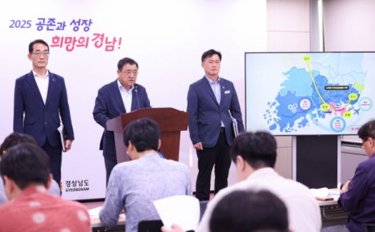 박명균 경남도 행정부지사(가운데)가 거제~통영 고속도로 예타 통과를 설명하고 있다./사진제공=경남도