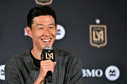 손흥민이 지난 6일(현지 시간) 로스앤젤레스 FC(LAFC) 입단 기자회견에서 미소를 보이고 있다. 구단에 따르면 계약 기간은 2027년까지이며, 옵션에 따라 2029년까지 연장할 수 있다. /AFP=뉴스1