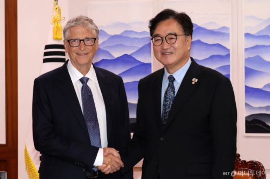 (서울=뉴스1) 국회사진기자단 = 우원식 국회의장과 빌 게이츠 게이츠재단 이사장이 21일 서울 여의도 국회의장 집무실에서 환담에 앞서 기념 촬영을 하고 있다. 2025.8.21/뉴스1  Copyright (C) 뉴스1. All rights reserved. 무단 전재 및 재배포,  AI학습 이용 금지. /사진=(서울=뉴스1) 국회사진기자단