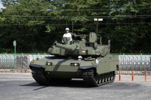 지난 14일 현대로템 창원공장 미디어데이에서 K2 전차가 시연을 하고 있다.