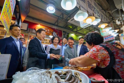 [서울=뉴시스] 최동준 기자 = 이재명 대통령과 김혜경 여사가 17일 서울 은평구 연서시장을 방문해 순대 등을 구매하고 있다.  이날 이 대통령은 민생회복 소비쿠폰 효과 민심 청취를 하며 생활용품과 찬거리를 온누리상품권으로 구매했다. (사진=대통령실 제공) 2025.08.17