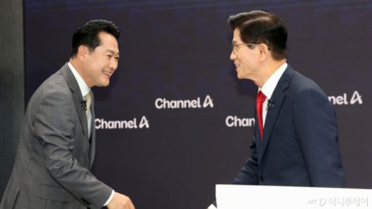 (서울=뉴스1) 국회사진기자단 = 국민의힘 당대표 선거 결선에 진출한 장동혁(왼쪽)·김문수 후보가 23일 오후 서울 종로구 채널A 스튜디오에서 방송토론회에 앞서 인사를 나누고 있다. 2025.8.23/뉴스1  Copyright (C) 뉴스1. All rights reserved. 무단 전재 및 재배포,  AI학습 이용 금지. /사진=(서울=뉴스1) 국회사진기자단