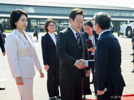 [도쿄=뉴시스] 고범준 기자 = 일본 방문 일정을 마친 이재명 대통령과 김혜경 여사가 23일 도쿄 하네다공항에서 미국 워싱턴DC로 출발하며 환송 인사들과 악수하고 있다. 2025.08.24. bjko@newsis.com /사진=