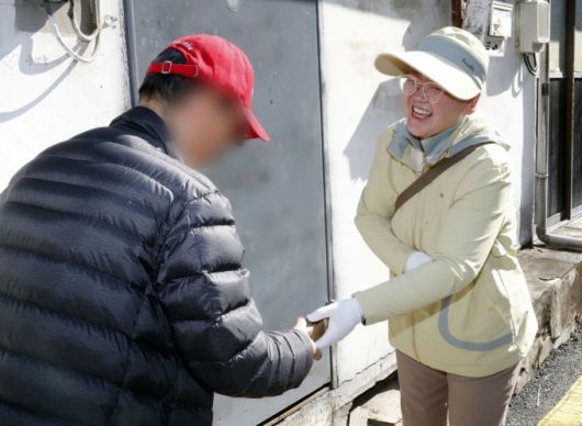 hy 프레시 매니저가 홀몸노인 돌봄활동을 하고 있는 모습./사진제공=hy