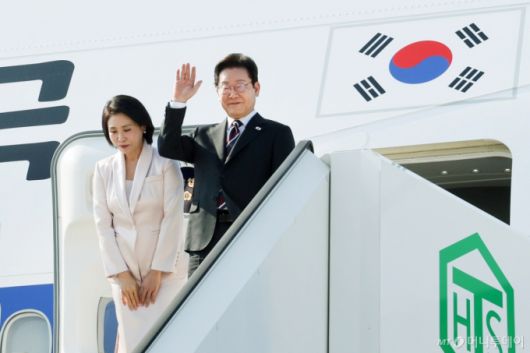 [도쿄=뉴시스] 고범준 기자 = 일본 방문 일정을 마친 이재명 대통령과 김혜경 여사가 23일 도쿄 하네다공항에서 도널드 트럼프 미국 대통령과의 한미 정상회담을 위해 워싱턴DC로 향하며 공군1호기에 올라 인사하고 있다. 2025.08.24. bjko@newsis.com /사진=