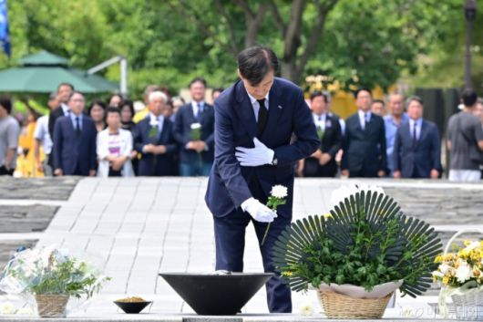 [김해=뉴시스] 차용현 기자 = 25일 오전 조국 전 조국혁신당 대표가 경남 김해시 봉화마을 고 노무현 전 대통령 묘역을 찾아 참배하고 있다. 2025.08.25.con@newsis.com /사진=차용현