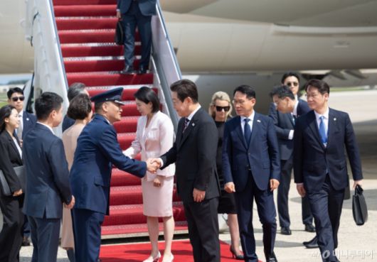 [워싱턴=뉴시스] 고범준 기자 = 한미 정상회담을 위해 미국을 방문한 이재명 대통령과 김혜경 여사가 24일(현지 시간) 워싱턴DC 앤드루스 공군기지에 도착해 조슈아 킴 대령과 악수하고 있다. (공동취재) 2025.08.25. bjko@newsis.com /사진=