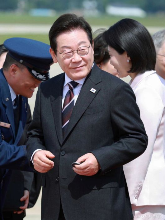 [워싱턴=뉴시스] 고범준 기자 = 한미 정상회담을 위해 미국을 방문한 이재명 대통령이 24일(현지 시간) 워싱턴DC 앤드루스 공군기지에 도착해 조슈아 킴 대령으로부터 작은 선물을 받고 이동하고 있다. 2025.08.25. bjko@newsis.com /사진=고범준