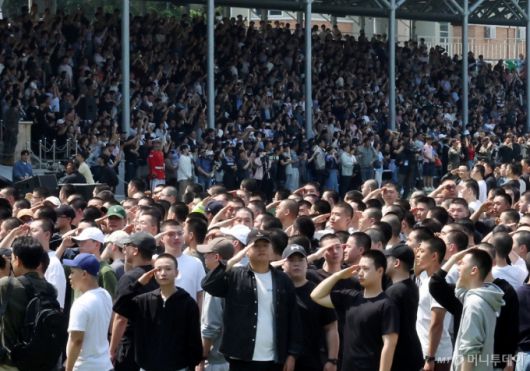 [논산=뉴시스] 김명년 기자 = 26일 오후 충남 논산 육군훈련소에서 열린 현역병 입영 행사에서 입영장정들이 가족에게 경례하고 있다. 2025.05.26.