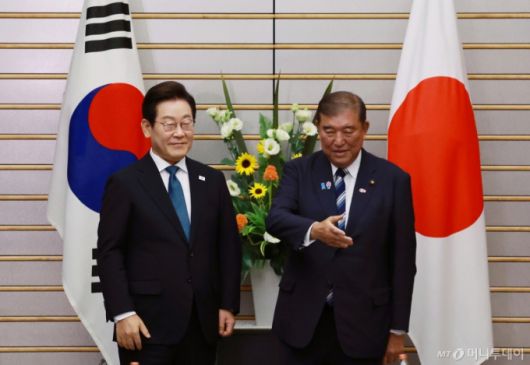 [도쿄=뉴시스] 고범준 기자 = 이재명 대통령이 23일(현지 시간) 일본 도쿄 총리 관저에서 이시바 시게루 일본 총리와 한일 확대 정상회담 기념촬영을 마치고 자리 안내를 받고 있다. 2025.08.23. bjko@newsis.com /사진=