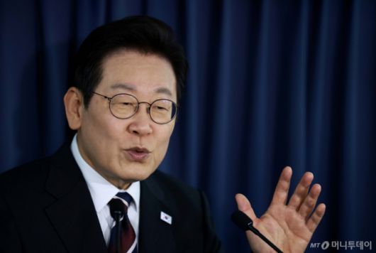 [워싱턴=뉴시스] 고범준 기자 = 이재명 대통령이 24일(현지 시간) 한일정상회담을 마치고 일본 도쿄에서 미국 워싱턴DC로 향하는 공군1호기에서 기내 기자간담회를 하고 있다. 2025.08.25. bjko@newsis.com /사진=